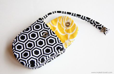 It's called a Pacifier Pocket....but I think with a little adjustment it can be a Cell Phone Pocket or a Keys Pouch! Tela, Organizers Diy, Paci Holder, Onesie Cupcakes, Pacifier Pouch, Pochette Diy, Pocket Tutorial, Bubble Quilt, Cardboard Storage