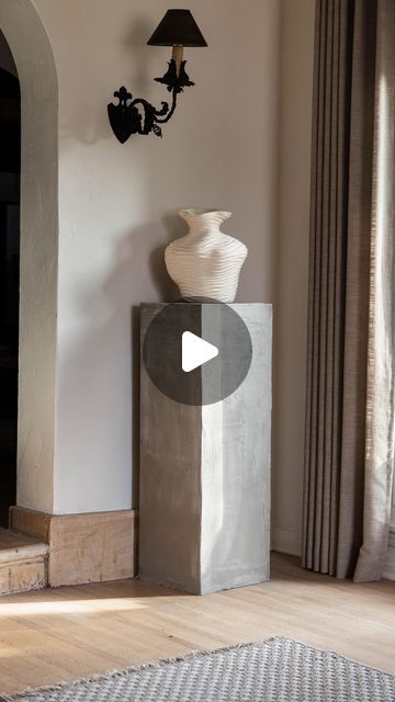 Pedestal Stand Diy, Concrete Furniture Diy, Diy Plinth Stands, Diy Pillars Columns, Concrete Pedestal, Concrete Side Table, Diy Plaster Side Table, Concrete Floor Vase, Statue Pedestal