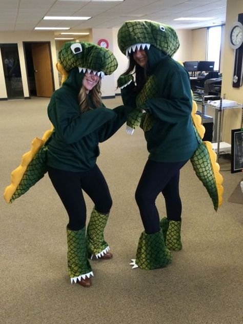 DIY T-Rex comfy costume for women. Perfect for an original halloween costume that will keep you warm! See how it was made. Diy Dinosaur Costume, Adult Dinosaur Costume, Mom Costume, Original Halloween Costumes, Dinosaur Halloween Costume, Rex Costume, T Rex Costume, Dino Costume, Modern Dance Costume