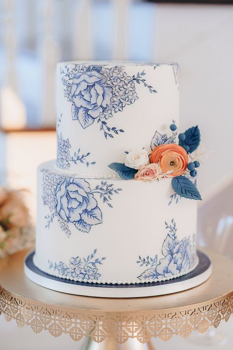 Blue And White China Plate Print Cake | Charming Hill Country Wedding at The Mansion at ColoVista in Texas Photo: Two Sapphires #chinaprint #finechina #blueweddingcake #weddingcake #dreamywedding #cottagecore #cottagecorecake#simplecake #bluecake #somethingblue Talavera Wedding, Chinoiserie Wedding, Floral Themed Wedding, Small Wedding Cakes, White Cakes, Wedding Cakes Blue, Boda Mexicana, Hill Country Wedding, Blue Cakes