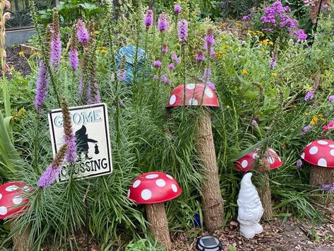 Recycled Garden Mushrooms | Hometalk Outdoor Spray Paint, Garden Ornaments Diy, Garden Design Pictures, Recycled Diy, Yard Art Crafts, Fairy Things, Recycled Garden Art, Cheap Garden, Design On A Budget