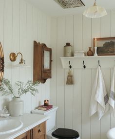 Bathroom Renovation Inspiration, Feminine Bathroom Decor Ideas, Cottagecore Bathroom Ideas, Delilah Loeppky, Country Cottage Bathroom, Fern House, Feminine Bathroom, Cottage Style Bathrooms, Vintage Decor Ideas