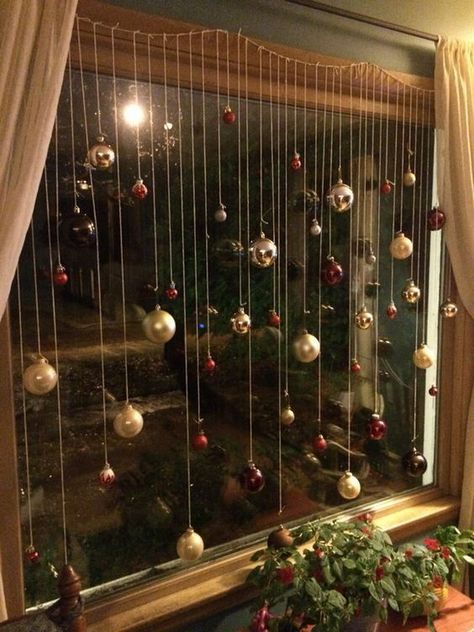 100+ Budget Friendly Christmas Decorations - Hike n Dip Window Garland, Dekoratívne Vence, Diy Jul, Handyman Projects, Desain Furnitur Modern, Christmas Window Decorations, Easy Diy Decor, Window Decorations, Easy Christmas Decorations