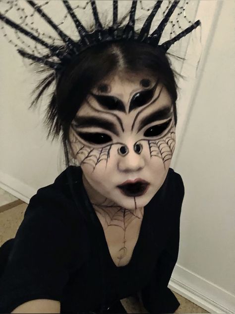 Halloween Illusion Makeup, Spider Halloween Costume Makeup, Spider Queen Makeup Halloween, Spider Makeup Looks Halloween, Spider Clown Makeup, Spider Costume Ideas, Black Widow Spider Makeup, Makeup Based Halloween Costumes, Spider Inspired Makeup