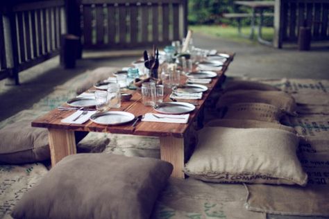 A cozy outdoor dinner party. I can't wait to have my own place. LOVE Seaside Dinner, Low Dining Table, Furniture Sets Design, Japanese Dining, Party Seating, Al Fresco Dinner, Outdoor Dinner, Dining Furniture Sets, Floor Table