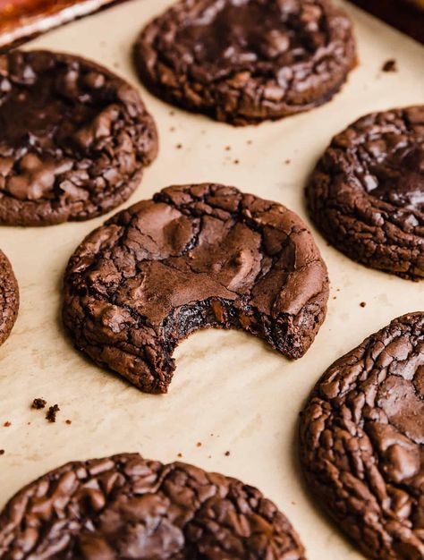 Crumbl Cookie Brownie Batter, Brownie Batter Cookies Crumbl, Brownie Batter Crumbl Cookie Recipe, Brownie Cookies Aesthetic, Brownie Crumble Cookies, Crumbl Chocolate Cookie, Chocolate Crumble Cookies, Brownie Batter Cookies, Brownies Aesthetic