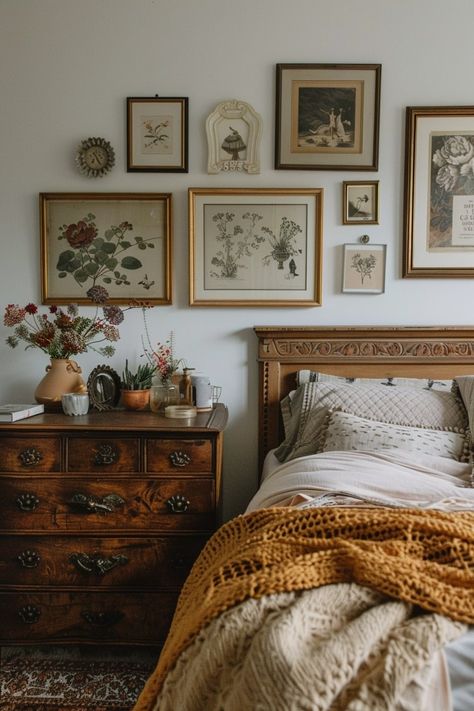 12 Light Academia Bedroom Interior Designs You Will Fall In Love With! - My Decor Inspo Bedroom Antique Modern, Bedroom Inspo Vintage Modern, Art Wall Ideas Bedroom, Soft Neutral Bedroom Ideas, Soft Academia Bedroom, Interior Design Academia, Bedroom Ideas Vintage Modern, Vintage Style Dorm Room, Fall Bed Inspiration