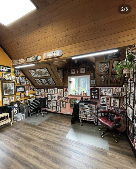 Tattoo Shop Aesthetic Grunge, Tattoo Shop Aesthetic, Tattoo Room, Tattoo Shop Interior, Tattoo Decor, Tattoo Shop Decor, Tattoo Studio Interior, Tattoo Station, Studio Vibes