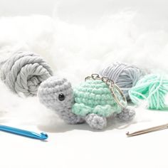 Beginner Crochet Turtle, Mini Amigurumi Keychain, Turtle Keychain Crochet Pattern Free, Small Crochet Turtle, Crochet Elephant Keychain, Crochet Mini Turtle Free Pattern, Tortoise Crochet Pattern Free, Animal Keychain Crochet, Crochet Keychain Animals