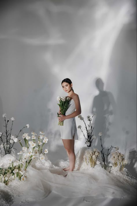 White Themed Photoshoot, Nature Studio Photoshoot, Photoshoot With Flowers Studio, Fashion Shoot Backdrop, White Flower Photoshoot, Flowers Studio Photoshoot, White On White Photoshoot, Concept Shoot Ideas Photoshoot, Editorial Set Design