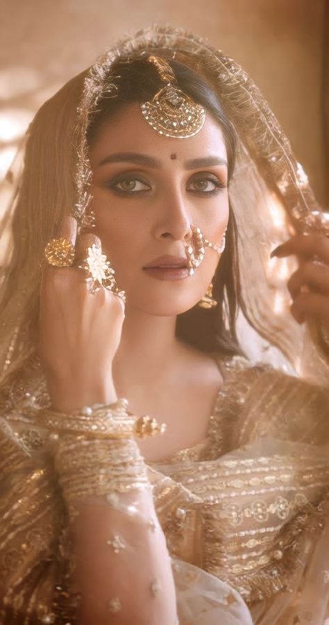 Ayeza Khan Bridal Shoot, Pakistani Makeup Looks, Umrao Jaan, Flowers Hairstyle, Bridal Campaign, Wedding Lengha, Pakistani Makeup, Bridal Things, Bridal Makeup Images