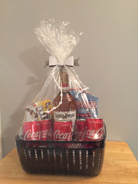 Captain Morgan Gift Basket, Captain Morgan Gift, Cheer Banquet, Diy Christmas Gifts For Friends, Birthday Basket, Door Prizes, Captain Morgan, Bag Ideas, Christmas Gifts For Friends