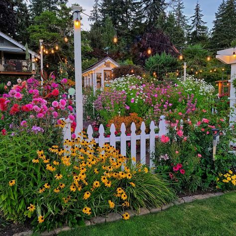 Seed Starting, Dream Bakery, Growing Cut Flowers, Dream Farmhouse, House Landscaping, White Picket Fence, Cut Flower Garden, Picket Fence, Flower Farm