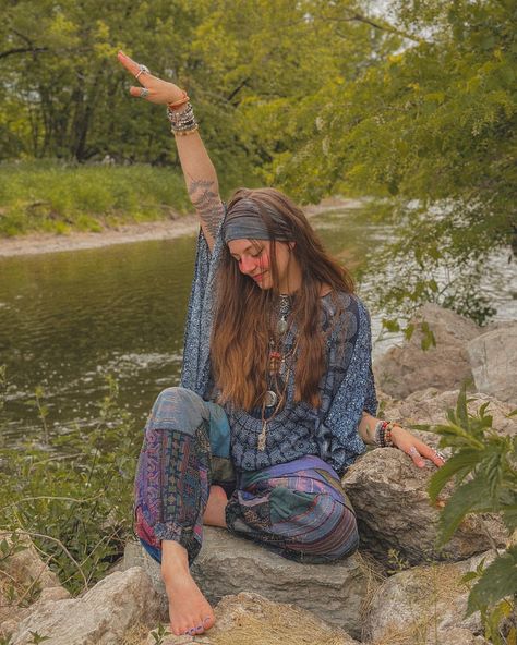 lake days 🌿🌞☮️🌸🍄🌱🦋 • • • • #hippie #hippiestyle #hippiegirl #70sfashion #thriftedfashion #hippiejewelry | Instagram Hippie Girl Aesthetic, Hippie Outfit Inspo, Looks Hippie, Lake Days, Hippie Aesthetic, Estilo Hippy, Bohemian Girls, Hippie Hair, Earthy Outfits