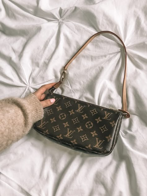 9 Of The Best : 90s Handbag | Love Style Mindfulness - Fashion & Personal Style Blog Mochila Louis Vuitton, Vintage Lv Bag, 90s Handbags, Tas Louis Vuitton, Tas Lv, Pochette Louis Vuitton, Sac Louis Vuitton, Cheap Purses, Popular Handbags