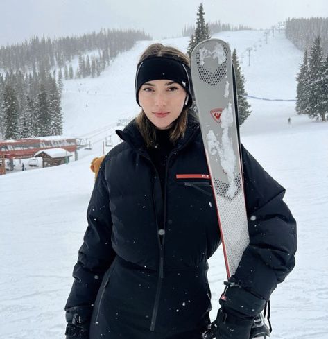 Prada Ski Suit, Madeline White, Madeleine White, Dunks Outfit, Football Wags, Oc Inspiration, Ski Vacation, Prada Model, Ski Fashion