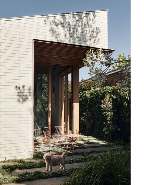 A Renovated Victorian Cottage That Unfolds In Waves Cottage Extension, Country Style Interiors, Timber Ceiling, Modern Renovation, Top Architects, Victorian Cottage, Colored Ceiling, Most Beautiful Gardens, Australian Architecture