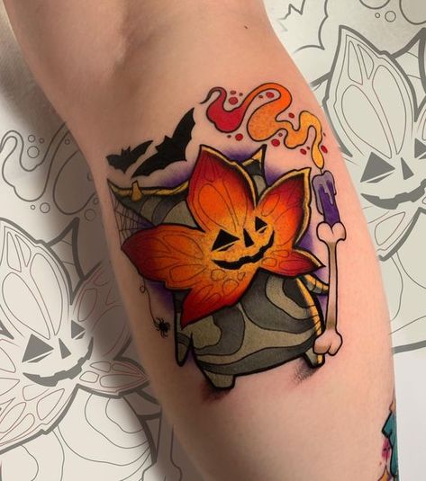 Tattoos By Day. on Instagram: "A spooky Korok done for Makayla 🍁🖤🎃👻. . Done using: @industryinks @fytsupplies @fkirons @hivecaps @inkeeze . #korok #koroktattoo #deku #thegreatdekutree #zelda #zeldatattoo #thelegendofzelda #loz #loztattoo #thelegendofzeldatattoo #nintendo #nintendoswitch #nintendotattoo #spookytattoo #halloweentattoo #spoopytattoos #halloween #happyhalloween #videogametattoo #vgta2 #videogametatts #gamerink #triforcetuesday #industryinks #industryinksproteam #fytcartridges # Korok Tattoo, Nintendo Tattoo, Cute Halloween Tattoos, Zelda Tattoo, Man Tattoo, Wicked Tattoos, Cartoon Character Tattoos, Spooky Tattoos, Gaming Tattoo