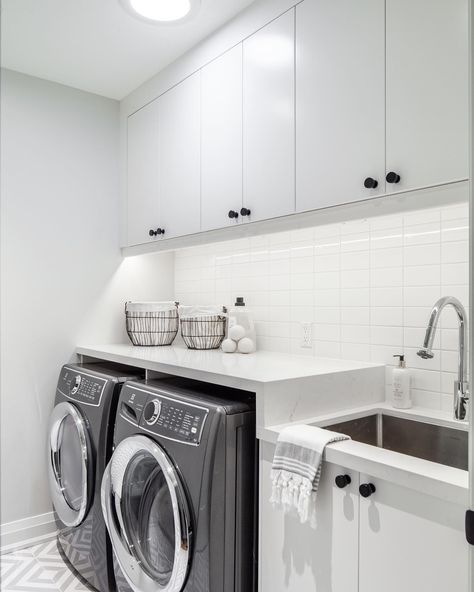 Laundry. In my household it’s never ending. At the cottage, it seems to lessen as we’re all going from pyjamas to swimsuits and back again. BUT, we make up for it with wet towels on constant rotation.  This laundry room at Project LemonOak was added to the second floor, eliminating the need to carry loads up and down the stairs to the basement. We are doing this in Project Fulham too (which is being built as we speak!). ⠀⠀⠀⠀⠀⠀⠀⠀⠀ 📸: @norsworthyscott ⠀⠀⠀⠀⠀⠀⠀⠀⠀ Laundry Room No Window, Bright Laundry Room, Closet Laundry Room, Closet Laundry, Dream Laundry Room, Laundry Room Closet, Modern Laundry Rooms, Laundry Room Inspiration, Laundry Closet