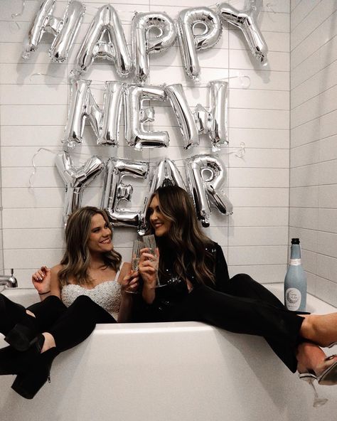 Best friends new years eve photo inspo New Year’s Eve Photos, New Years Instagram Pictures, Nye Photo Ideas, New Year Eve Picture Ideas, New Years Photoshoot Ideas, New Years Photoshoot, New Year With Friends, New Years Eve Pictures, New Year Photoshoot