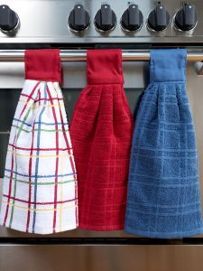 Kitchen Towels Diy, Dish Towel Crafts, Kitchen Towels Crafts, Kitchen Towels Hanging, Hanging Kitchen Towels, Diy Sy, Diy Towels, Door Diy, Decorative Kitchen Towels