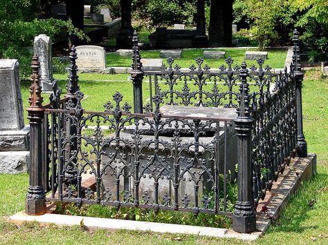 Decatur Cemetery - Fenced Tomb by Mrs Ramsay, via Flickr Graveyard Fence, Cemetery Fence, Family Cemetery, Decorative Garden Fencing, Pere Lachaise Cemetery, Cemetery Monuments, Goth Garden, Cemetery Headstones, Old Fences