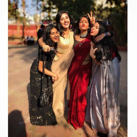 Sari Poses With Friends, Saree Friends Photoshoot, Saree Poses With Friends Photoshoot Ideas At Home, Best Friends Saree Poses, Group Photo Poses In Saree, Saree Photoshoot With Friends, Bff Saree Poses, Farewell Pics Ideas, Saree With Friends