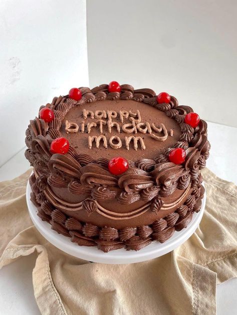 Birthday Cake With Chocolate Frosting, Cake Decorating Chocolate Frosting, Chocolate Cakes Aesthetic, Vintage Cake Design Chocolate, Chocolate Frosting Cake Design, Chocolate Cherry Cake Decoration, Mom Birthday Cake Chocolate, Chocolate Bday Cake Ideas, Simple Birthday Cake Designs Ideas