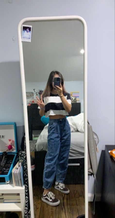 Dark Denim Mom Jeans Outfit, Vans And Mom Jeans Outfit, Tan Vans Outfit, Brown Vans Outfit, Brown Shoes Outfit, Tan Vans, Brown Vans, Vans Outfit, Mom Jeans Outfit