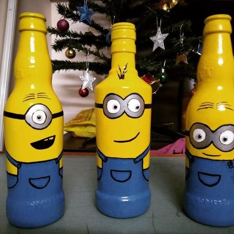 Minions Bottle Painting, Minions Bottle Art, Aesthetic Bottle Painting Easy, Glass Bottle Painting Ideas Easy, Bottle Painting Ideas Acrylics, Glass Bottle Diy Projects, Bottle Paintings, Beer Bottle Art, Glass Decor Ideas