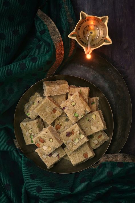 Coconut Barfi Recipe, Easy Indian Sweet Recipes, Coconut Fudge, Coconut Burfi, Burfi Recipe, Milk Dessert, Diwali Sweets, Indian Dessert, Chocolate Powder