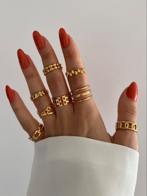 Hand Jewelry Rings, Jewellery Photography Inspiration, Gold Plated Jewellery, Gold Rings Fashion, Golden Jewelry, Best Jewelry, Classy Jewelry, Jewelry Photography, Hand Jewelry