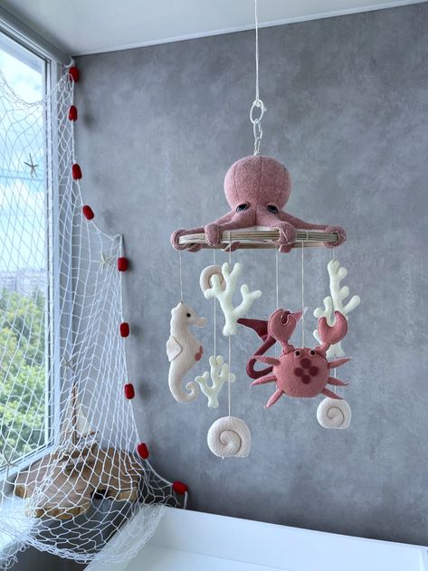 Savannah Nursery, Ocean Nursery Girl, Diy Mobiles, Octopus Nursery, Handmade Mobile, Creature Marine, Gifts For New Mothers, Nautical Nursery Decor