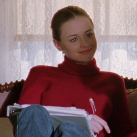 Rory Gilmore Red Shirt, Rory Gilmore Red, Red Turtleneck Outfit, Red Sweater Outfit, Rory Gilmore Style, Gilmore Girls Fashion, Estilo Rory Gilmore, Gilmore Girls Outfits, Gilmore Girls Quotes