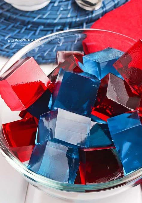 Jello Jigglers Recipe, Patriotic Jello, Finger Jello, Jello Jigglers, Cake Batter Dip, Patriotic Cake, Patriotic Cupcakes, Layered Jello, Patriotic Cookies