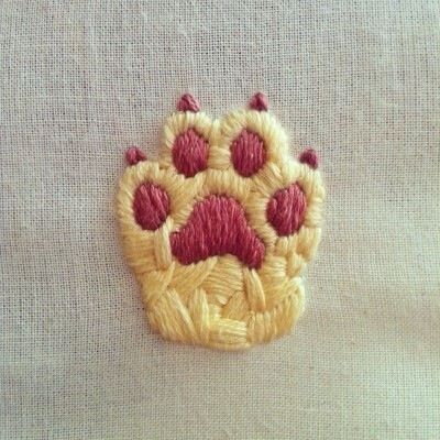 Mini wappen on Behance I wanted to make similar one as the chain on the zipper for kitten pouch Diy Broderie, Pola Sulam, Cute Embroidery, 자수 디자인, Hand Embroidery Art, Sewing Embroidery Designs, The Chain, Embroidery Craft, Embroidery Patches