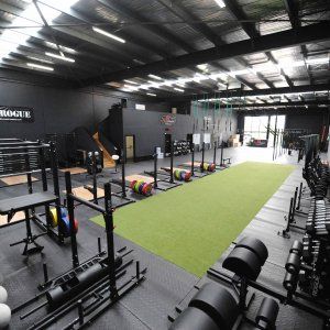 Gym Layouts, Sports Training Facility, Commercial Gym Design, Warehouse Gym, Home Gym Basement, Dream Gym, Dream Home Gym, Gym Design Interior, Home Gym Garage