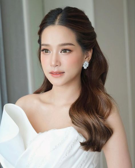 Hairdo For Wedding Party, Thailand Hairstyle Women, Hairdos For Medium Hair Wedding, Party Hairdos For Medium Length Hair, Hairstyle Graduation Medium, Hair Styles For Graduation Photos, Round Face Updo Hairstyles, Shoulder Length Wedding Hair With Veil, Hairdo Wedding The Bride