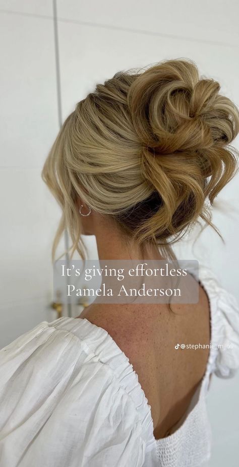 Bridesmaids Hairstyles With Extensions, Bride Hair Messy Bun, Wedding Updo For High Neck Dress, Romantic Up Do Hairstyles, Wispy Wedding Updo, 90s Updo Bridal, Bun Updos For Wedding, Wedding Day Bun Hairstyle, Midi Hairstyle Wedding