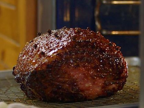 Ree's Glazed Baked Ham : Ree brings a nice Glazed Ham with cloves over to Edna Mae's house. How To Cook Liver, Beef Filet, Holiday Ham, Christmas Ham, Pork Ham, Ham Glaze, Baked Ham, Ree Drummond, Ham Recipes