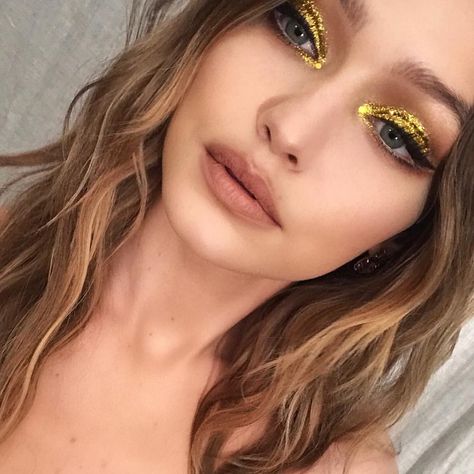 #gigihadid #makeupartist #makeup Disco Makeup 1970s Gold, Disco Makeup 1970s Glitter, Editorial Make-up, Gold Glitter Makeup, Golden Eye Makeup, Birthday Makeup Looks, Birthday Makeup, Gold Eyeshadow, Beauty Make-up