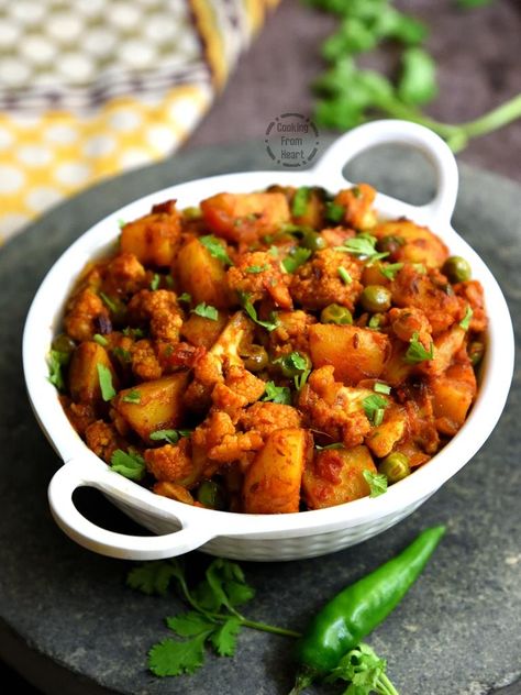 Aloo Gobi Recipe, Gobi Recipe, Aloo Recipes, Tomato Curry, Puri Recipes, Aloo Gobi, Vegetable Side Dishes Recipes, Veg Dishes, Chaat Recipe