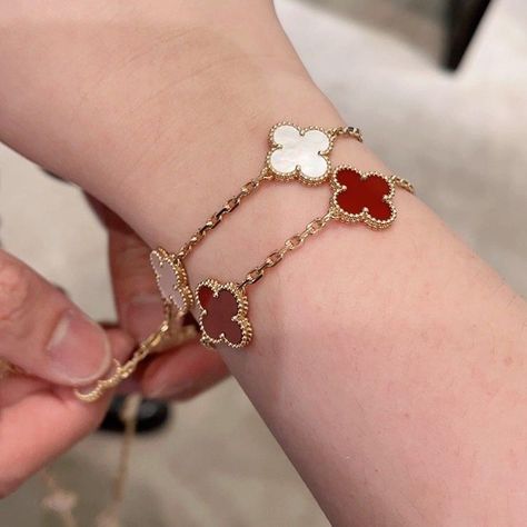 Red Van Cleef, Van Cleef Aesthetic, Trend Bracelets, Van Cleef Bracelet, Cleef Bracelet, Vintage Alhambra Bracelet, Alhambra Bracelet, Maquillage Yeux Cut Crease, 2022 Jewelry