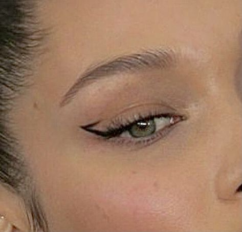 Split Eyeliner, 90s Eyeliner, Eyeliner Inspo Aesthetic, Cute Eyeliner Ideas, Eyeliner For Small Eyes, Eyeliner Ideas, Maquillage On Fleek, Vampire Bride, Mekap Mata