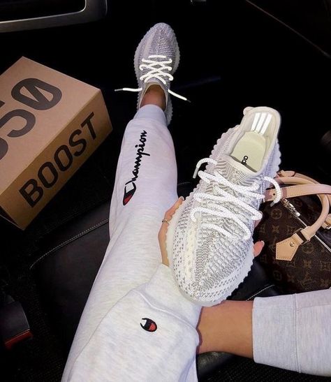 Yeezy Outfit Women, Yeezy Shoes Women, Yeezy Womens, Looks Hip Hop, Yeezy Outfit, Adidas Yeezy 350, Yeezy Sneakers, Street Style Shoes, Fresh Shoes