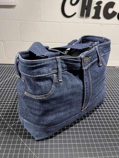 Denim Tote Bag Diy Old Jeans, Jean Pocket Purse, Diy Jeans Bag Tutorial, Jeans Bag Diy, Bag Upcycle, Denim Recycling, Denim Sewing, Denim Recycle, Pocket Ideas