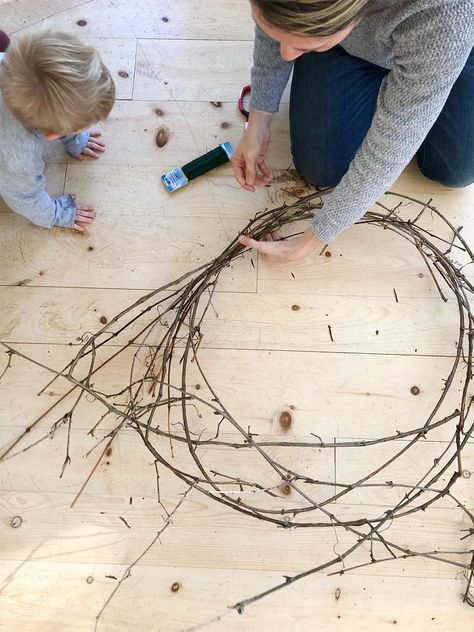 DIY Grapevine Wreath - Easy to make! - Fresh Exchange Grapevine Crafts, Diy Grapevine Wreath, Christmas Grapevine Wreath, Grapevine Christmas, Dried Floral Wreaths, Twig Crafts, Flowers Wreath, Ornaments Homemade, Twig Wreath