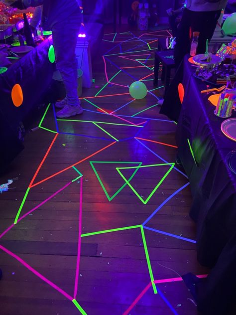 Dark Birthday Party, Glow In The Dark Birthday, Glow Party Decorations, Glow Theme Party, Dark Birthday, Neon Ideas, Fun Party Favors, Glow In Dark Party, Neon Birthday Party