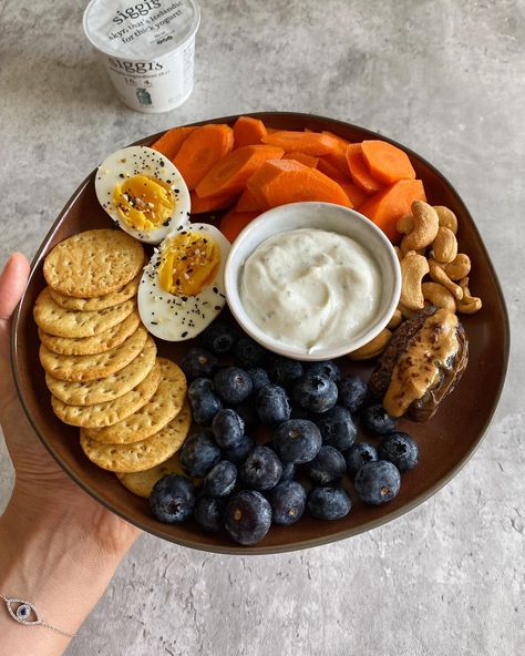 Gal Shua-Haim MS, RD | another day another snack plate ✨ you guys already know how much I love these plates as an easy way to pack in tons of different nutrients… | Instagram Vegetarian Snack Plate, Dinner Snack Plate, Healthy Plate Ideas, Vegan Snack Plate, Breakfast Snack Plate, Snack Plate Aesthetic, Snack Plate Lunch, Healthy Snack Plate, Helthy Snacks