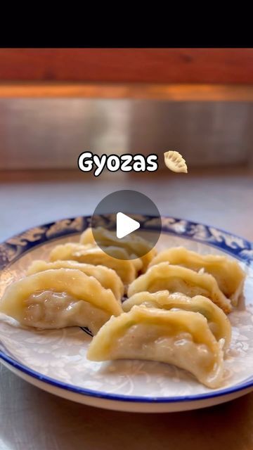 Miel Bl∆nc∆ 👩‍🍳🔪❤️ on Instagram: "GYOZAS 🥟 O DUMPLINGS ✨🤤 Que receta más rica 💖y entretenida de hacer. Hacer gyozas 🥟 en familia es una de las más típicas y tradicionales formas 🥰🇯🇵. Son parte de la cultura asiática y se pueden ver en diferentes animes ☺️, como yo estoy pegada con Sakura card captor 🌸 les traje esta escena 🎬 y su recreación 😍✨ Para la masa  240 gr de harina  120 de agua  5 gr de sal  ✨💖 . . . . . #gyoza #dumplings" Gyoza Dumplings, Sakura Card Captor, Sakura Card, Card Captor, Dumplings, On Instagram